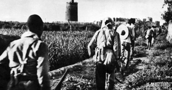 武工隊副隊長叛變，日軍獎勵女特務當老婆，八路軍用殺豬刀鋤奸