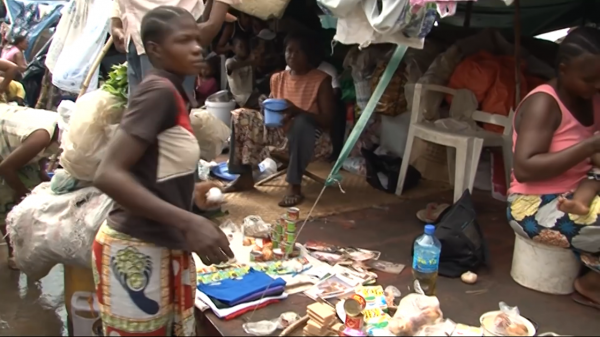 非洲瘋狂貨輪,竟然載上了2000人,遠遠看去就像一個漂浮的貧民窟 非洲瘋狂貨輪,竟然載上了2000人,遠遠看去就像一個漂浮的貧民窟