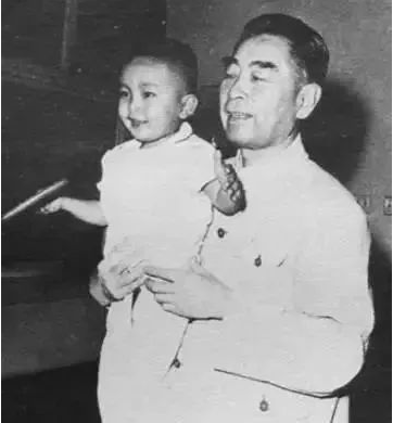 周恩來年輕時非常帥氣，為何他卻從28歲開始，留起了難看的大鬍子