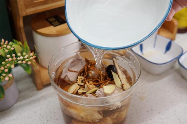 這食材被稱為“平民蟲草”，價格不貴，營養不可小覷，煲湯很養人