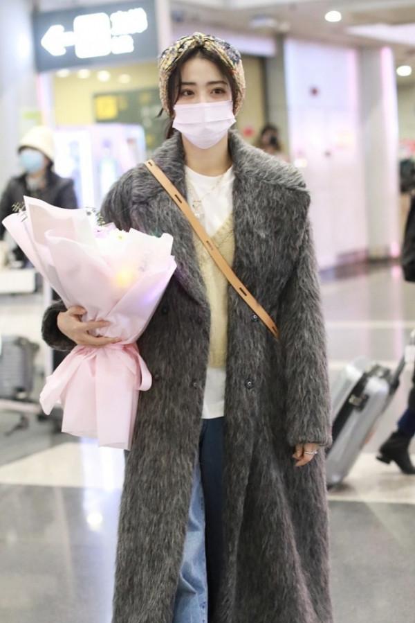 徐璐私下裡感覺還挺怕冷的,穿海馬毛大衣出行,生圖看著也很精緻 徐璐私下裡感覺還挺怕冷的,穿海馬毛大衣出行,生圖看著也很精緻