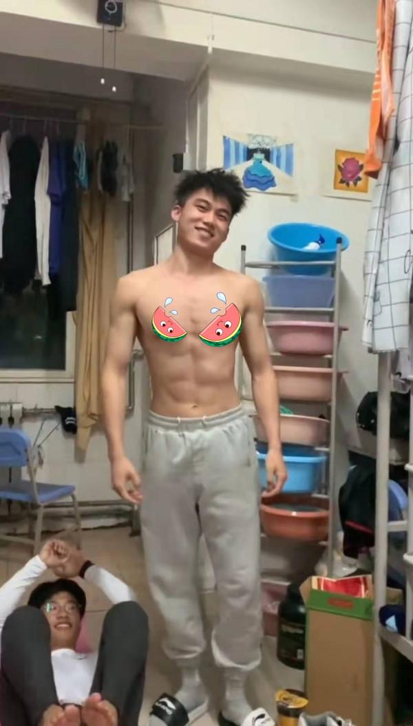 把室友當槓鈴鍛鍊身體，西安一大學男生火了，肌肉、顏值都是亮點