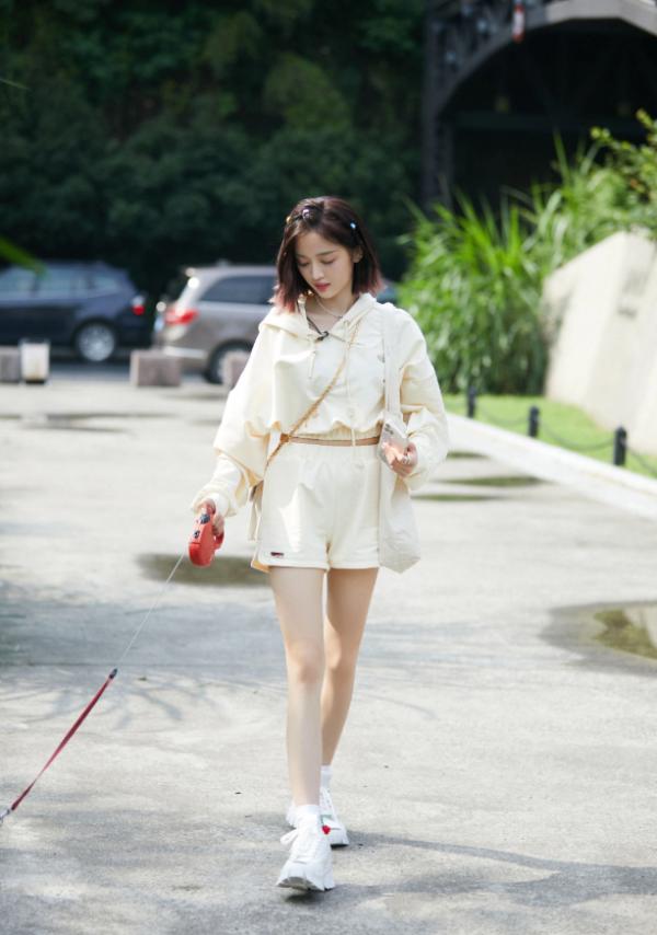 吳宣儀綜藝劇照釋出,淺藍色牛仔清新靈動,丸子頭俏皮減齡 吳宣儀綜藝劇照釋出,淺藍色牛仔清新靈動,丸子頭俏皮減齡