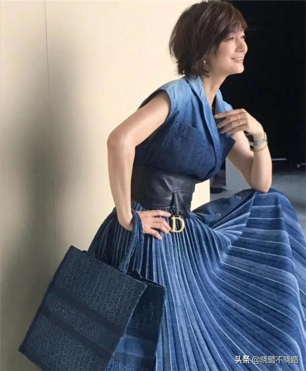 越簡約、越高階！這位52歲日本主婦的“極簡穿搭”，照著穿保準美