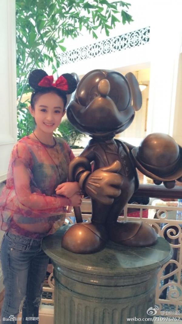 在迪士尼遊玩的趙麗穎公主，美嗎？