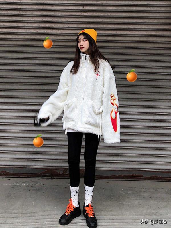 秋冬必備的衣服單品，羊毛羔外套搭配牛仔褲，不僅保暖還時尚