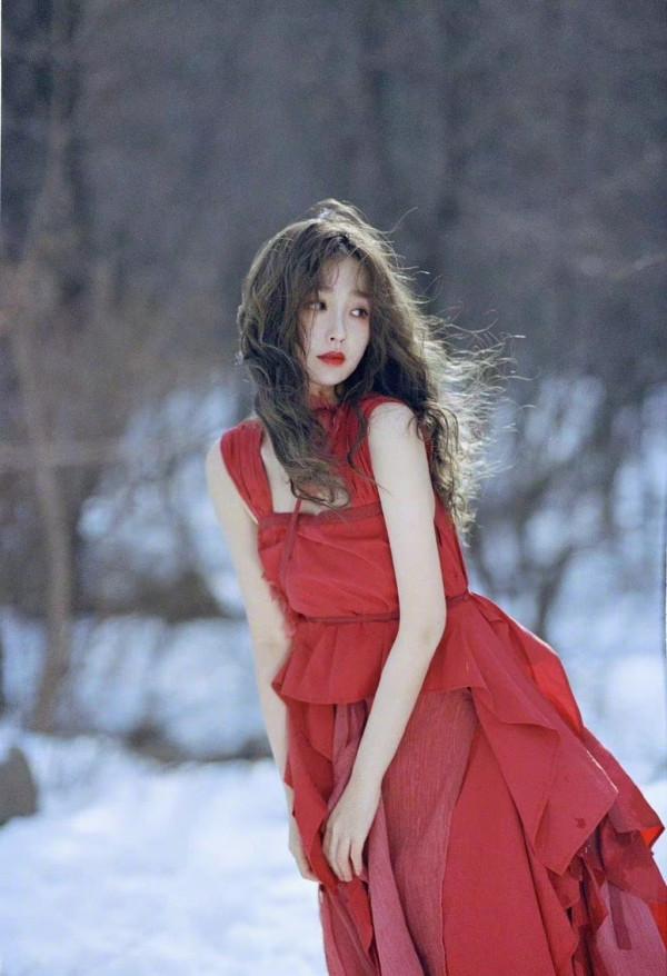 虞書欣趙露思同款包工作室返圖，網友：女明星與小網紅的區別