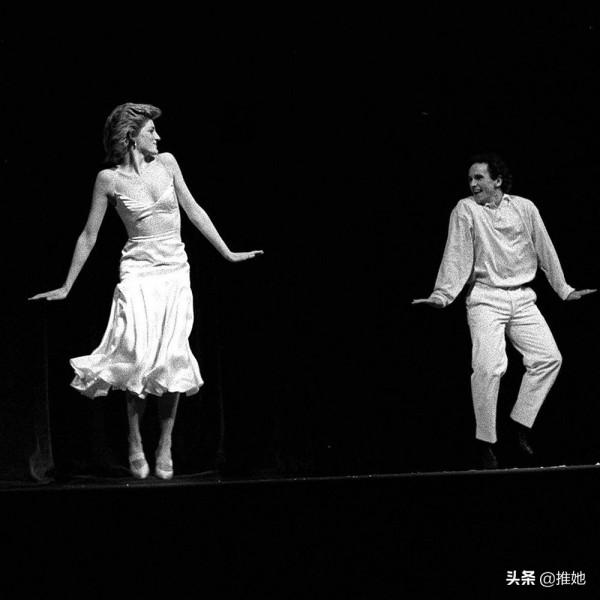 身高1米58的跳舞男人,一個電話邀請了戴安娜,一生命運與她捆綁 身高1米58的跳舞男人,一個電話邀請了戴安娜,一生命運與她捆綁