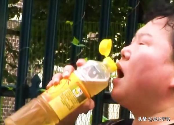 韓國大媽吃洗潔精上癮30年未斷，上廁所都冒泡，醫生卻說身體健康