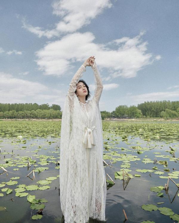 張雪迎變“何仙姑”了，穿白色蕾絲收腰長裙，站在荷塘中仙氣十足