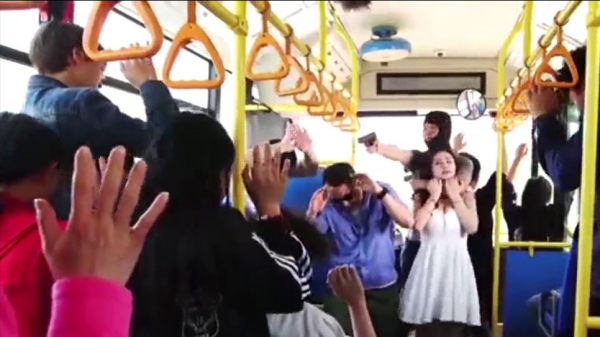 2001年，解放軍戰士火車上聯手製服74名歹徒，為何事後不肯現身？