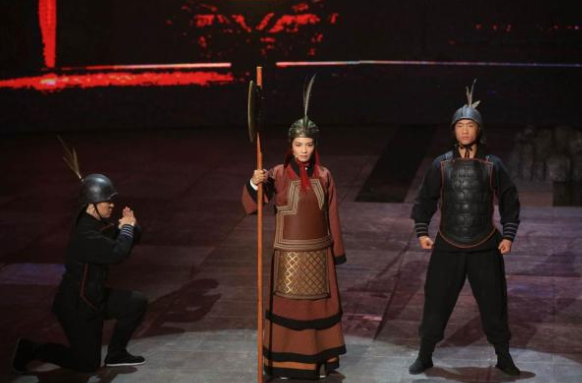 考古隊挖掘8處墓葬，直接推翻商朝冤案，證明女性地位迅速下降