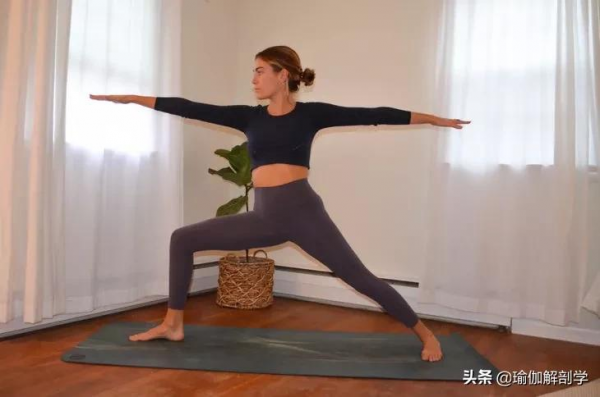 身體「僵硬」練不了瑜伽？9個動作帶你入門