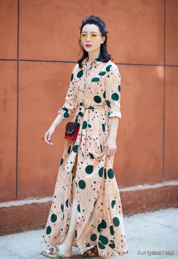 女人過了40歲，少穿“衛衣+牛仔褲”！學陳數這樣搭，美得真優雅