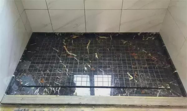 衛生間地面不要做斜坡了，聰明人這樣一設計，下水快還防滑