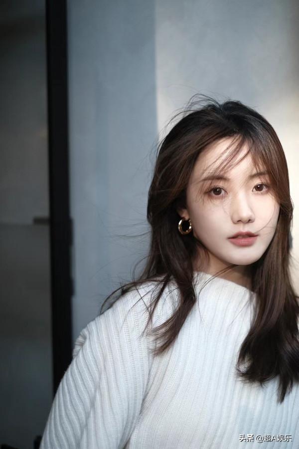 演員張喬耳曬秋日陽光大片 原來溫柔也會傳染