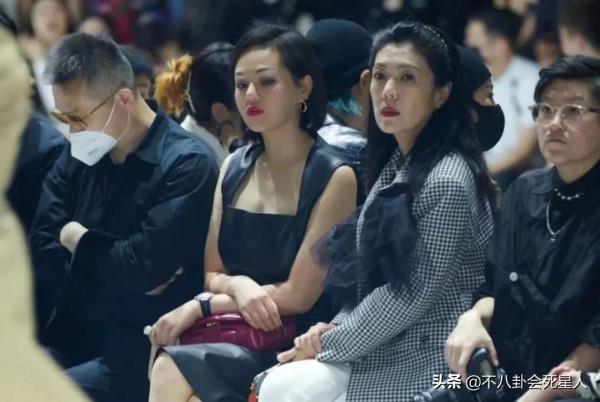 女明星混“名利場”太現實!楊冪合照貼邊,李嘉欣在貴婦團站角落 女明星混“名利場”太現實!楊冪合照貼邊,李嘉欣在貴婦團站角落