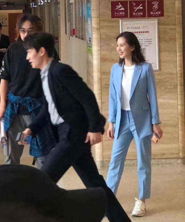 楊冪伸脖似鴕鳥,鹿晗關曉彤像老大爺,儀態差,顏值再高也白搭 楊冪伸脖似鴕鳥,鹿晗關曉彤像老大爺,儀態差,顏值再高也白搭