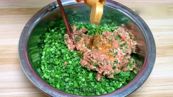 包韭菜肉餡餃子,牢記“3放2不放”韭菜碧綠不發黑,不出水不燒心 包韭菜肉餡餃子,牢記“3放2不放”韭菜碧綠不發黑,不出水不燒心