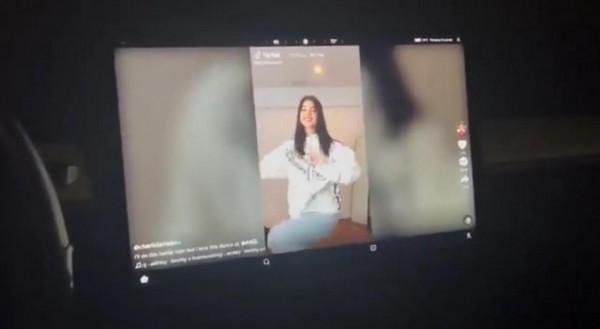 特斯拉聖誕更新包來了!能刷抖音你敢信? 特斯拉聖誕更新包來了!能刷抖音你敢信?