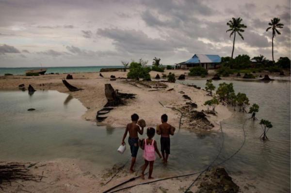 最孤獨的外交官吳鍾華：搭茅草屋，修升旗臺，一人支撐一座大使館