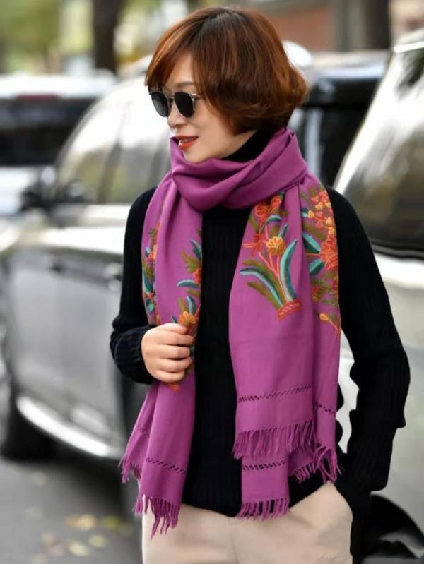 這才是老年人最好的狀態，遠離沉悶的黑白灰，亮色穿搭時髦又減齡