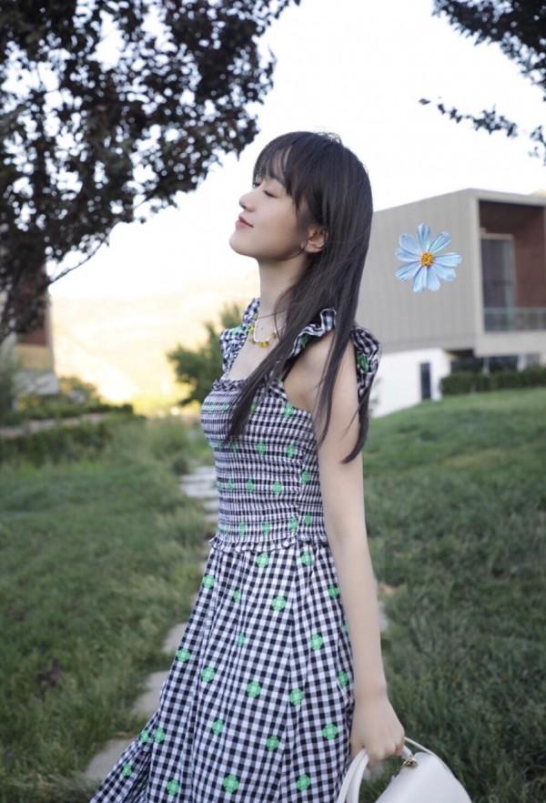 袁冰妍哪像28歲的人，藍色襯衫+白紗裙，清新得宛如初戀女孩