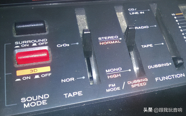 日立Hitachi1988年推出了這款TRK-3D5E行動式收錄機音響