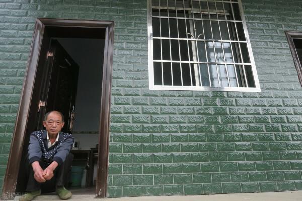 有100萬存款的農民個體戶和每月6000的退休老師，哪個活得更舒服