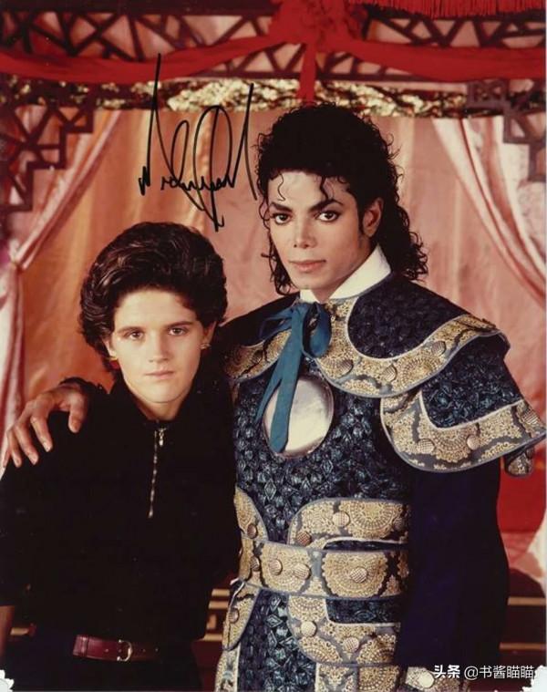 34年前,邁克爾·傑克遜來到中國:被水牛嚇退,抱孩子手法熟練 34年前,邁克爾·傑克遜來到中國:被水牛嚇退,抱孩子手法熟練