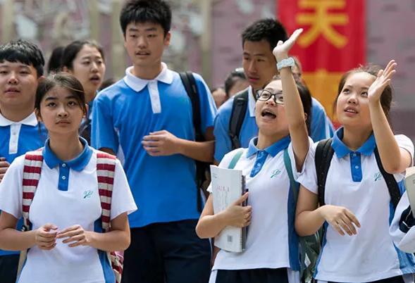 學生帶牛奶進學校被迫蹲校門口喝掉,校長被約談 學生帶牛奶進學校被迫蹲校門口喝掉,校長被約談