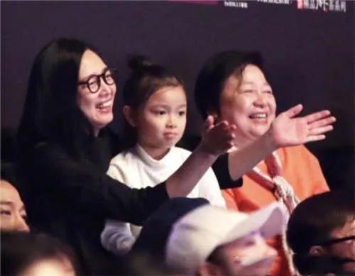 模範爸爸劉德華：為女兒請10個保鏢，三個保姆，還為女兒教育操心