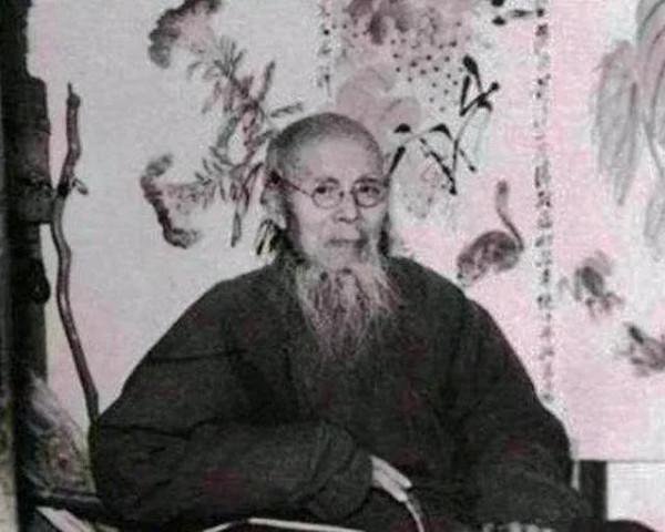 美女帶著齊白石的畫去鑑定，專家說假的，女子笑：齊白石是我爺爺