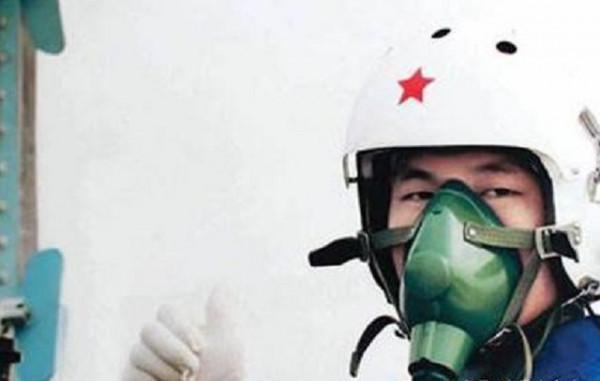 馮思廣：飛機故障他拒絕跳傘，1.1秒救下4000多人，追悼會補婚禮