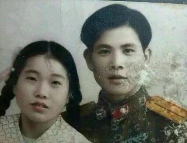 &OpenCurlyDoubleQuote;爸，你當初咋下得去手？&rdquo;父母年輕時合照似兄弟，結婚是結拜？