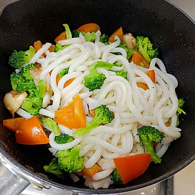 這道蔬菜炒烏冬麵一上桌，我的筷子就沒停過
