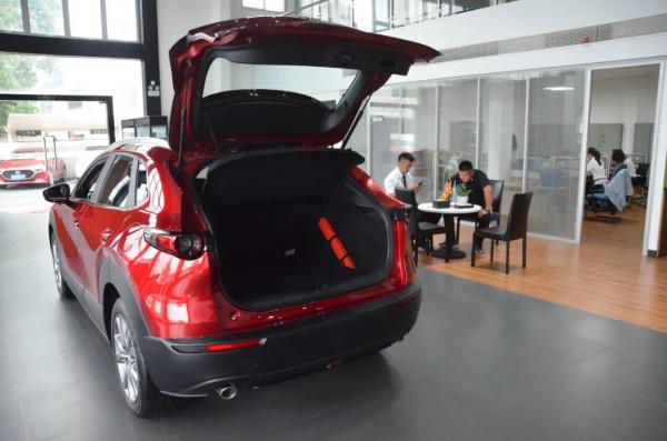 007探店：配置升級 還是運動範 到店實拍長安馬自達2021款CX-30