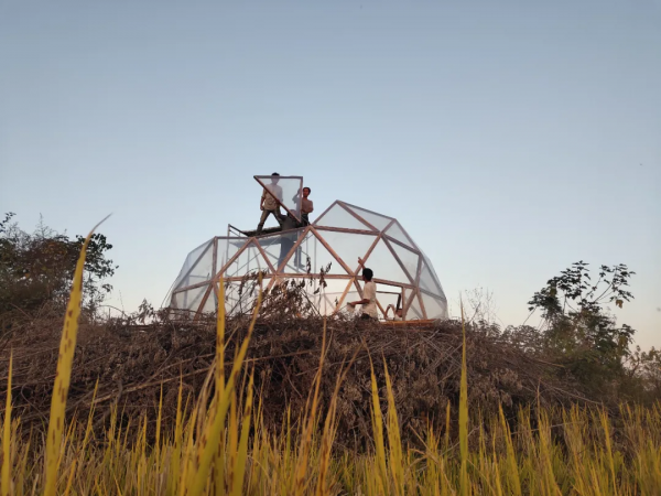 這對夫妻&OpenCurlyDoubleQuote;消失&rdquo;4年，徒手建了個28㎡泥巴房：人生不只一種活法