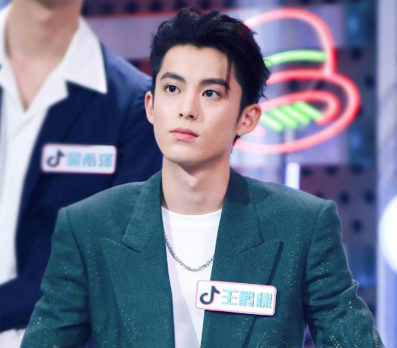 《你好星期六》強勢定檔，何炅C位亮相，網傳譚松韻已完成錄製