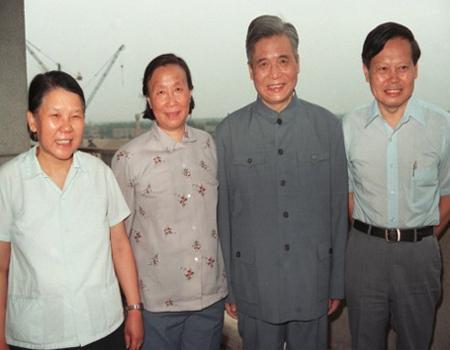 楊振寧晚年改回中國籍，只為養老？看看他對國家做的貢獻有多大吧