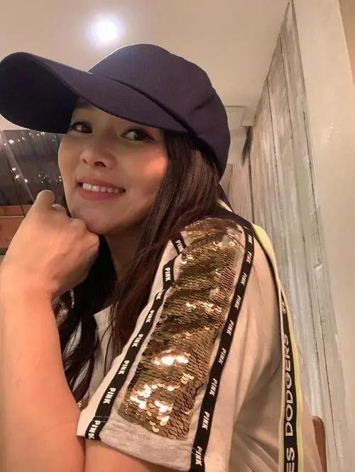 伊能靜雖然已經年過半百了，但與兒子牽手出門，感覺卻更像姐弟