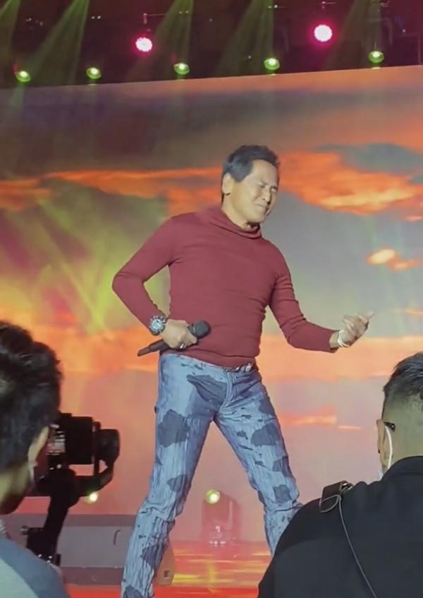 61歲齊秦商演撈金，挺大肚腩獨唱名錶搶鏡，彎腰與女粉握手人氣高