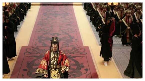 父親死於張飛之手,母親被曹操強佔,他長大成一代名將,名字耳熟 父親死於張飛之手,母親被曹操強佔,他長大成一代名將,名字耳熟