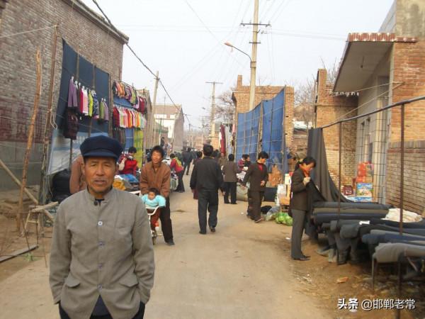 河北邯鄲農村過會,商販提前佈置攤位,簡單而質樸 河北邯鄲農村過會,商販提前佈置攤位,簡單而質樸