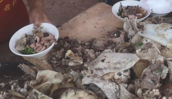 山東非常有名的露天小破攤，5元一份肉很多，颳風下雨不耽誤吃