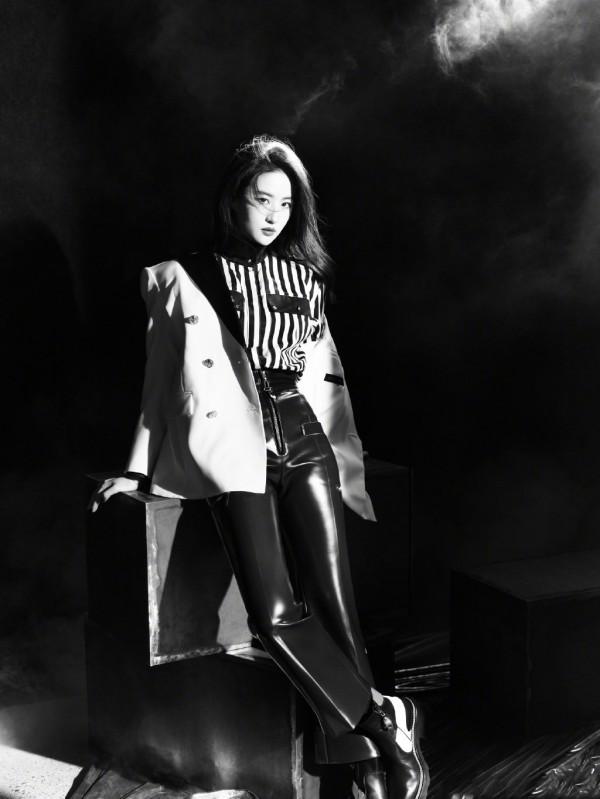 女神劉亦菲時尚大片曝光，西裝配皮褲颯氣十足，仙女耍酷不一般