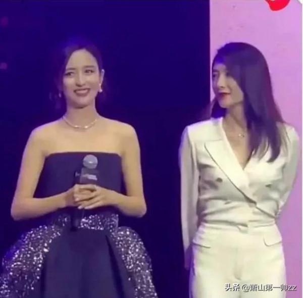 真為難江疏影了，跟84斤的佟麗婭同框，腰勒的衣服全是褶子