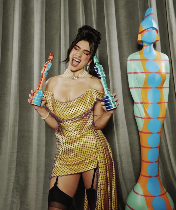 為Versace大秀開閉，Dua Lipa值得