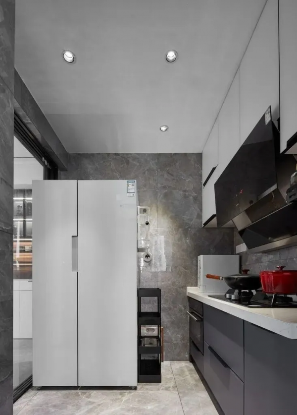 83平米現代三居室，全屋以黑白灰為主，打造出時尚有氣質的居室