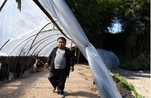 他身高1米2,結婚後幫2個弟弟娶媳婦,今一家10口住別墅不分家 他身高1米2,結婚後幫2個弟弟娶媳婦,今一家10口住別墅不分家